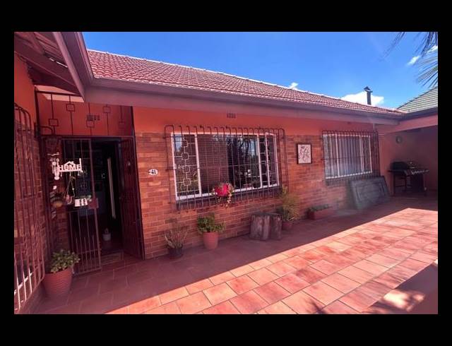 3 BEDROOM FREEHOLD FOR SALE IN LINMEYER